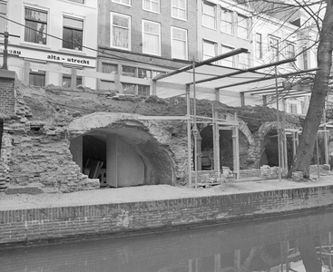 882214 Gezicht op de restauratie van de werfmuur en werfkelders onder de panden Nieuwegracht 2-2B te Utrecht.